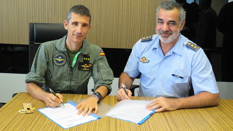 Firma de la entrega, a la izquierda el receptor el COMFLOAN, coronel de IM Núñez, a su derecha el responsable del programa de la DGAM, del mismo empleo, Marcos M. Díez Estévez. Foto: Armada